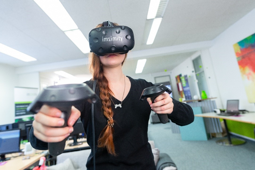 VR-Entwicklerin bei ihrer täglichen Arbeit